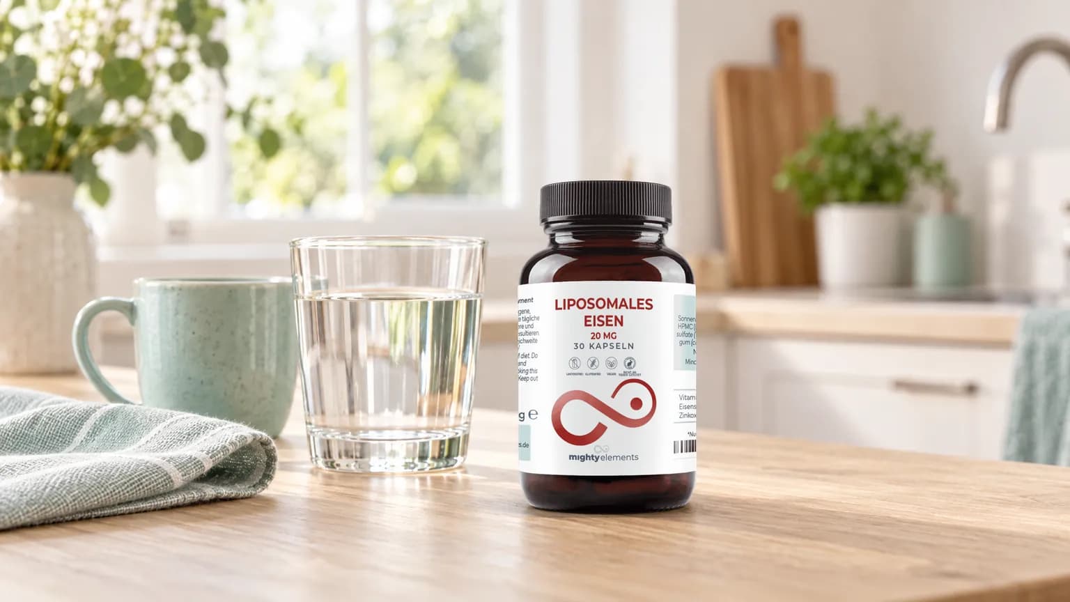 Dose Liposomales Eisen (Kapseln) von Mighty Elements auf einem Küchentresen am Morgen