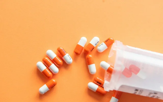 Nahrungsergänzungsmittel und Supplements auf hellem Hintergrund